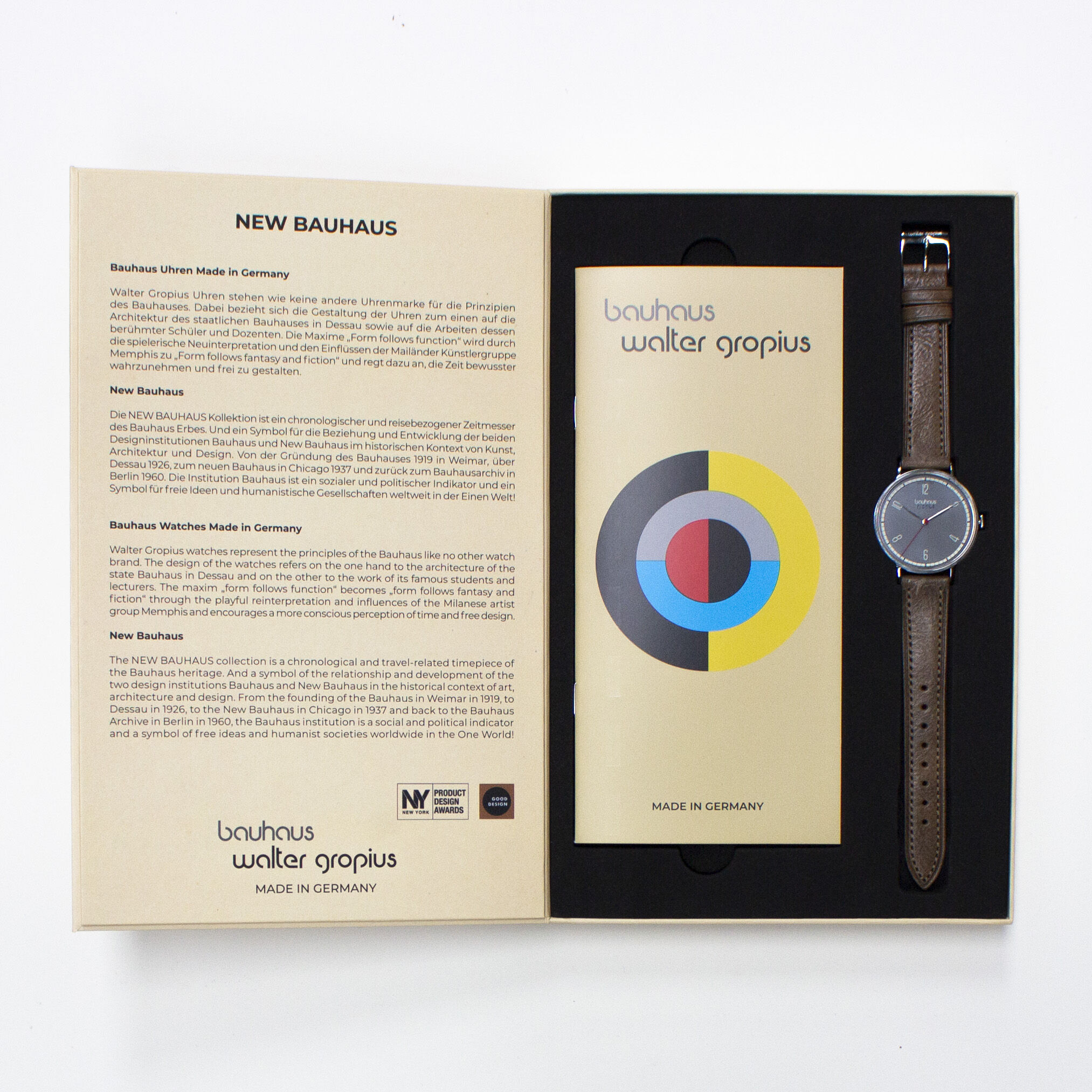 ZEIT-Sonderedition Walter Gropius Armbanduhr »New Bauhaus Dessau 1925« in hochwertiger Geschenkbox, mit braunem Lederarmband und minimalistischer Uhr, neben Broschüre im Bauhaus-Stil und informativem Einleger.