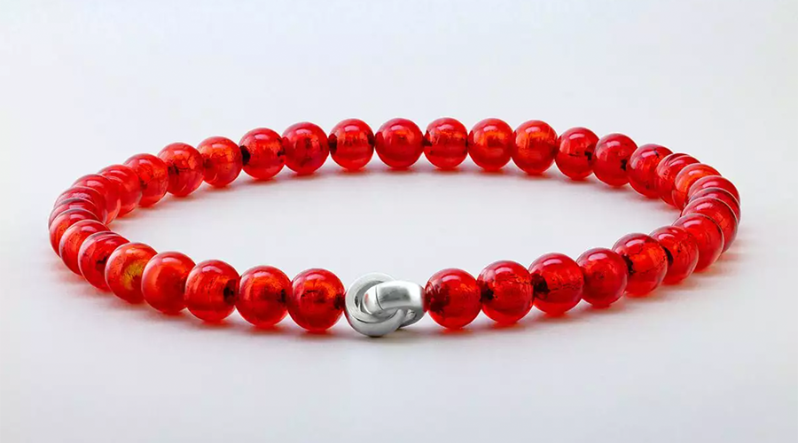 Rotes Perlenarmband mit rundem silbernem Verschluss