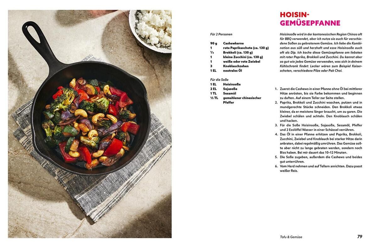 Das Bild zeigt eine Kochbuchseite aus 'Einfach chinesisch - Rezepte für jeden Tag' mit einer Hoisin-Gemüsepfanne in einer gusseisernen Pfanne. Neben der Pfanne liegt ein Rezepttext in deutscher Sprache.