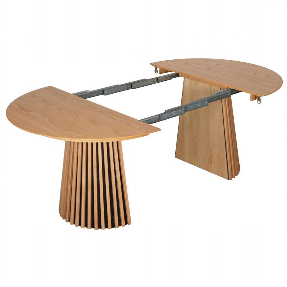 Freigestellte Produktansicht des ausziehbaren Dining-Tischs »Oria 120cm« von bene living. Zwei halbkreisförmige Platten aus heller, gemaserter Eiche sind auseinandergezogen und zeigen graue Metall-Auszugsschienen. Die asymmetrischen Holzgestelle bestehen aus schmalen vertikalen Lamellen; kleine goldfarbene Rollen sitzen unter den Platten.