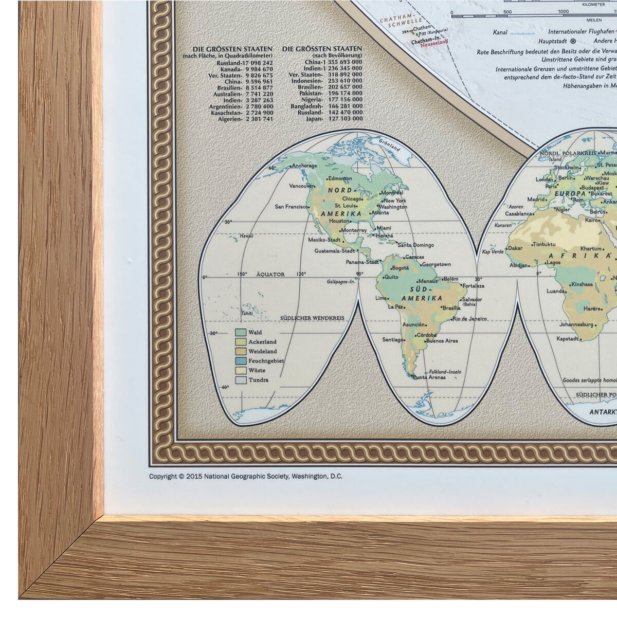 Antike Weltkarte der ZEIT-Sonderedition von National Geographic, eingerahmt in Holz. Die Karte zeigt detaillierte geographische Informationen und historische Aspekte.
