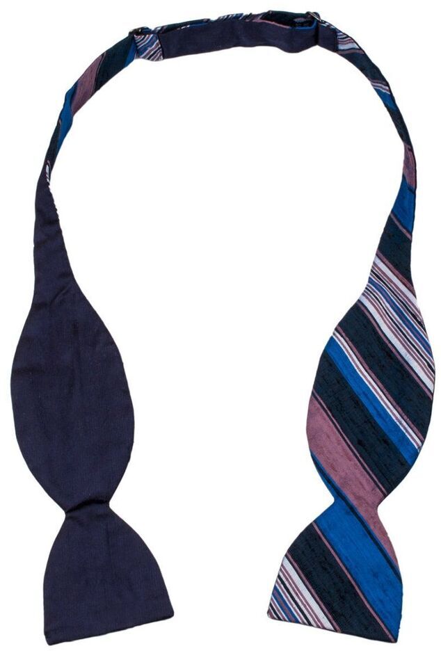 Ein eleganter Selbstbinder für Herren in blaue und pinken Streifenmuster auf weißem Hintergrund. Das ZEIT-Accessoire-Set #46, ideal für festliche Anlässe und formelle Kleidungen.