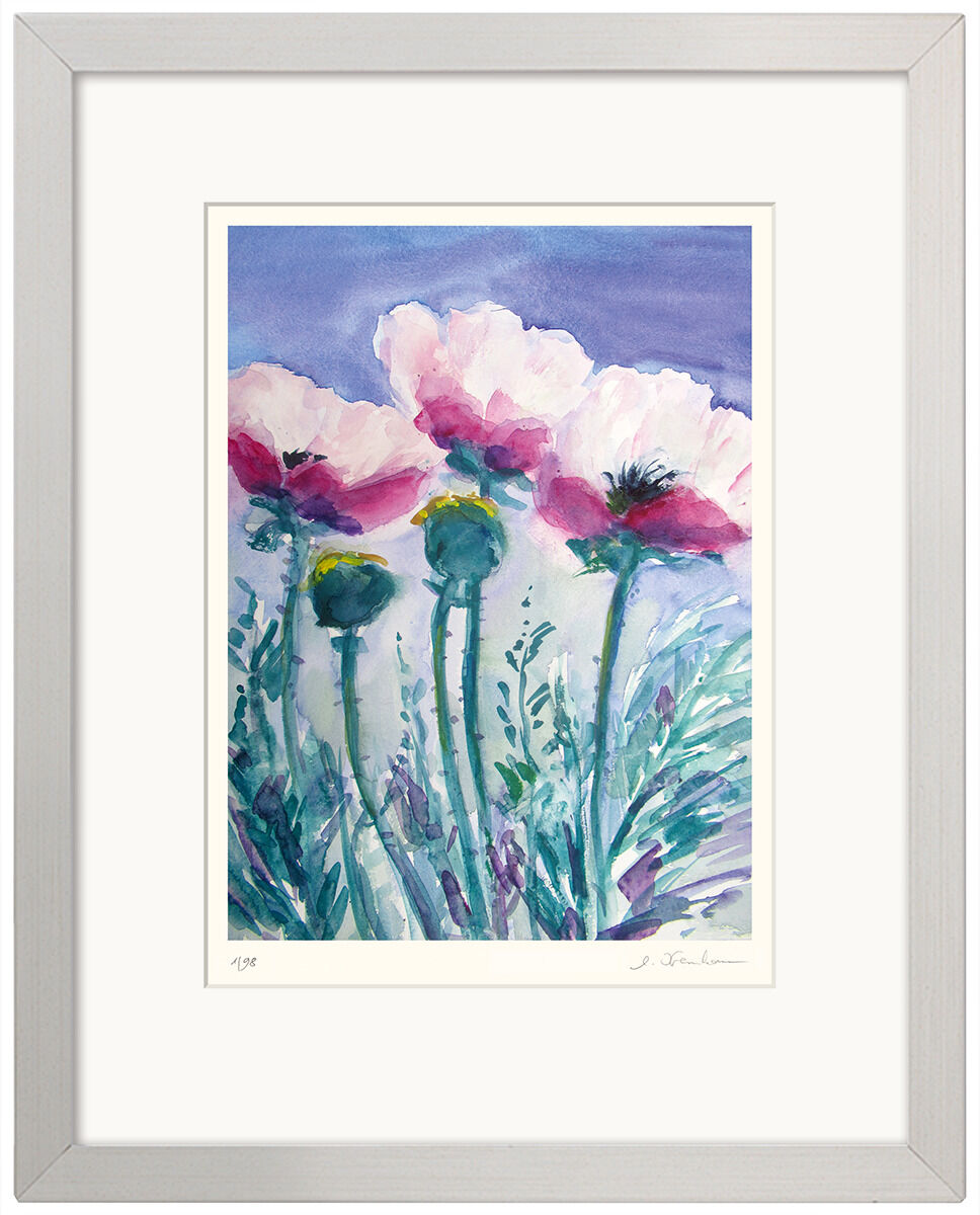 Ein Aquarell-Kunstwerk von Christine Kremkau, das blühende Blumen in einem Set von vier Bildern zeigt. Die dominierenden Farben sind Violett, Grün, Weiß, Gelb, Pink und Blau. Die Bilder sind in einem eleganten, weißen Rahmen gehalten und eignen sich hervorragend als Dekoration oder Geschenk.