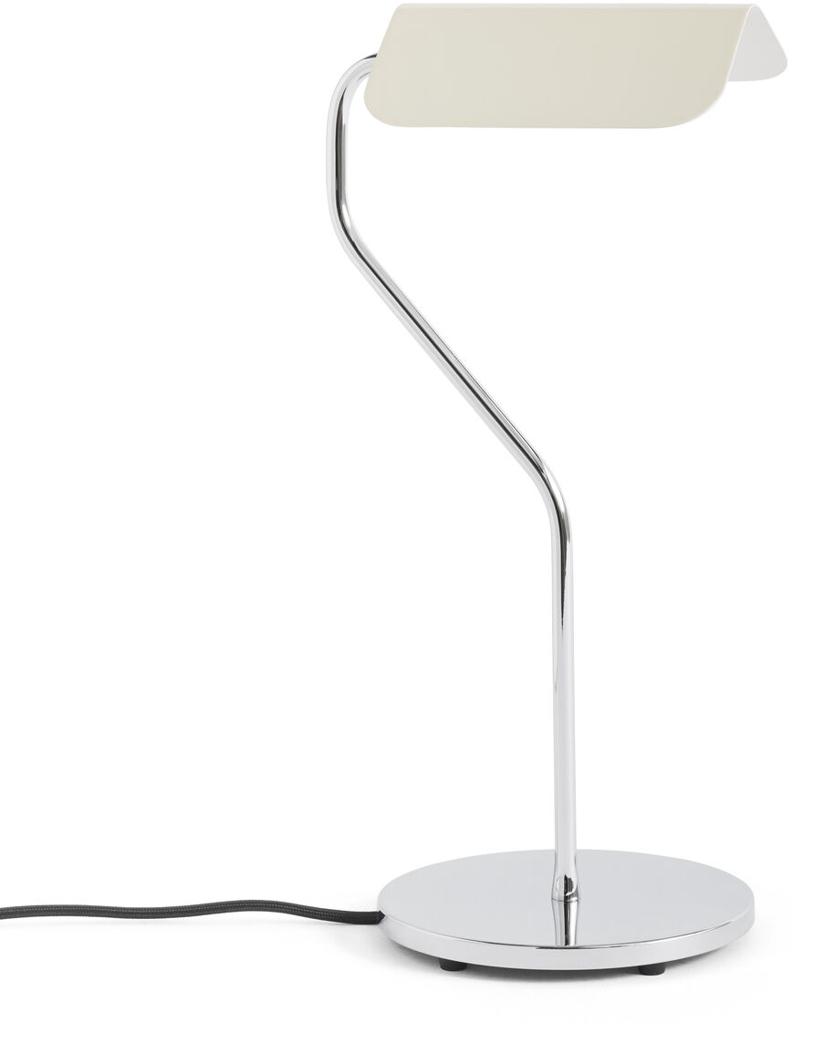 Ein moderne Apex Tischlampe mit einer verchromten Metallstruktur und einem weißen Lampenschirm. Geeignet für das Büro oder Wohnzimmer.