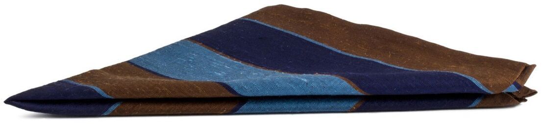 Ein Herren-Accessoire-Set, bekannt als Goldenstripe's Edition #007. Das Set umfasst einen Seidenschal mit diagonalen Streifen in Blau, Hellblau und Braun. Zusammengefaltet auf einer weißen Fläche präsentiert.