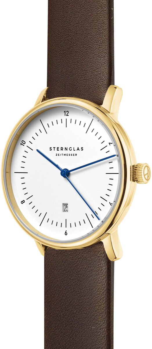Die Abbildung zeigt eine ZEIT-Sonderedition der Sternglas Armbanduhr Naos XS mit weißem Zifferblatt, goldfarbenem Gehäuse, blauem Sekundenzeiger und dunkelbraunem Lederarmband. Die Uhr ist schlicht, modern und elegant gestaltet.