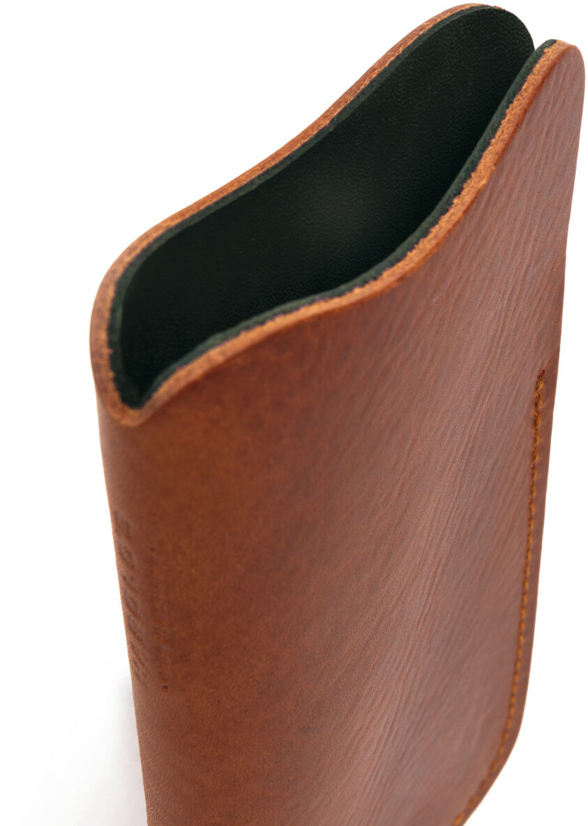 Das Bild zeigt ein elegantes Brillenetui aus cognacfarbenem Kernleder mit glatter, natürlicher Maserung. Das Etui steht aufrecht, ist innen dunkel gefüttert und hat eine geschwungene Öffnung. Es wirkt hochwertig verarbeitet und für Brillen optimal geeignet.