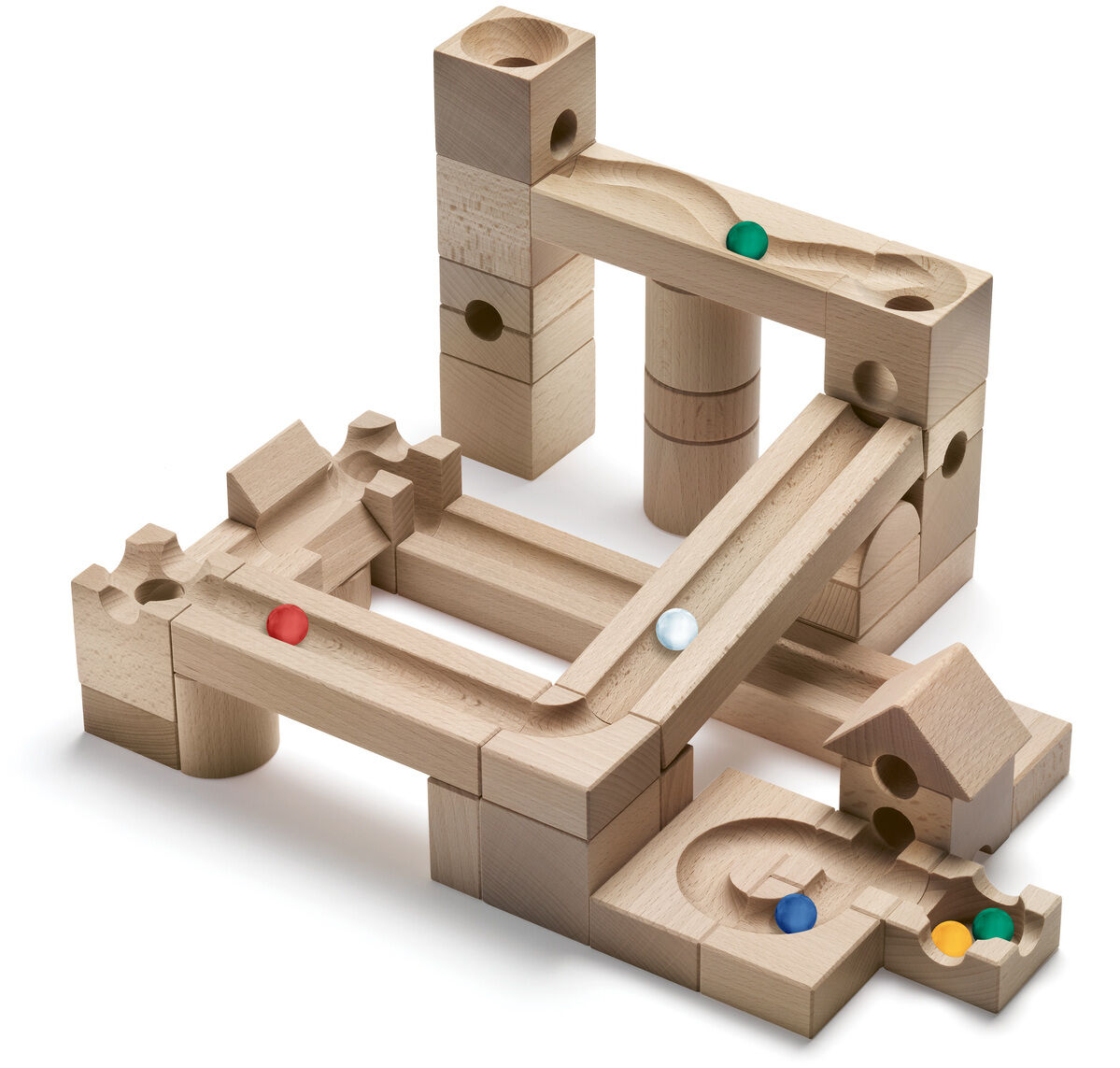 Das Bild zeigt ein Kugelbahn Starter-Set JUNIOR aus Holz. Es besteht aus mehreren Bausteinen, die verschiedene Rampen, Tunnel und Wege für bunte Kugeln bilden.