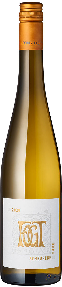 Freigestellte, schlanke Flasche Scheurebe Fumé von Weingut Georg Fogt vor weißem Hintergrund. Die dunkel olivbraune Glasflasche hat einen goldfarbenen Schraubverschluss und goldgelben Wein. Das weiße Etikett zeigt den Jahrgang 2020, ein großes orangefarbenes FG-Monogramm sowie „Scheurebe“.