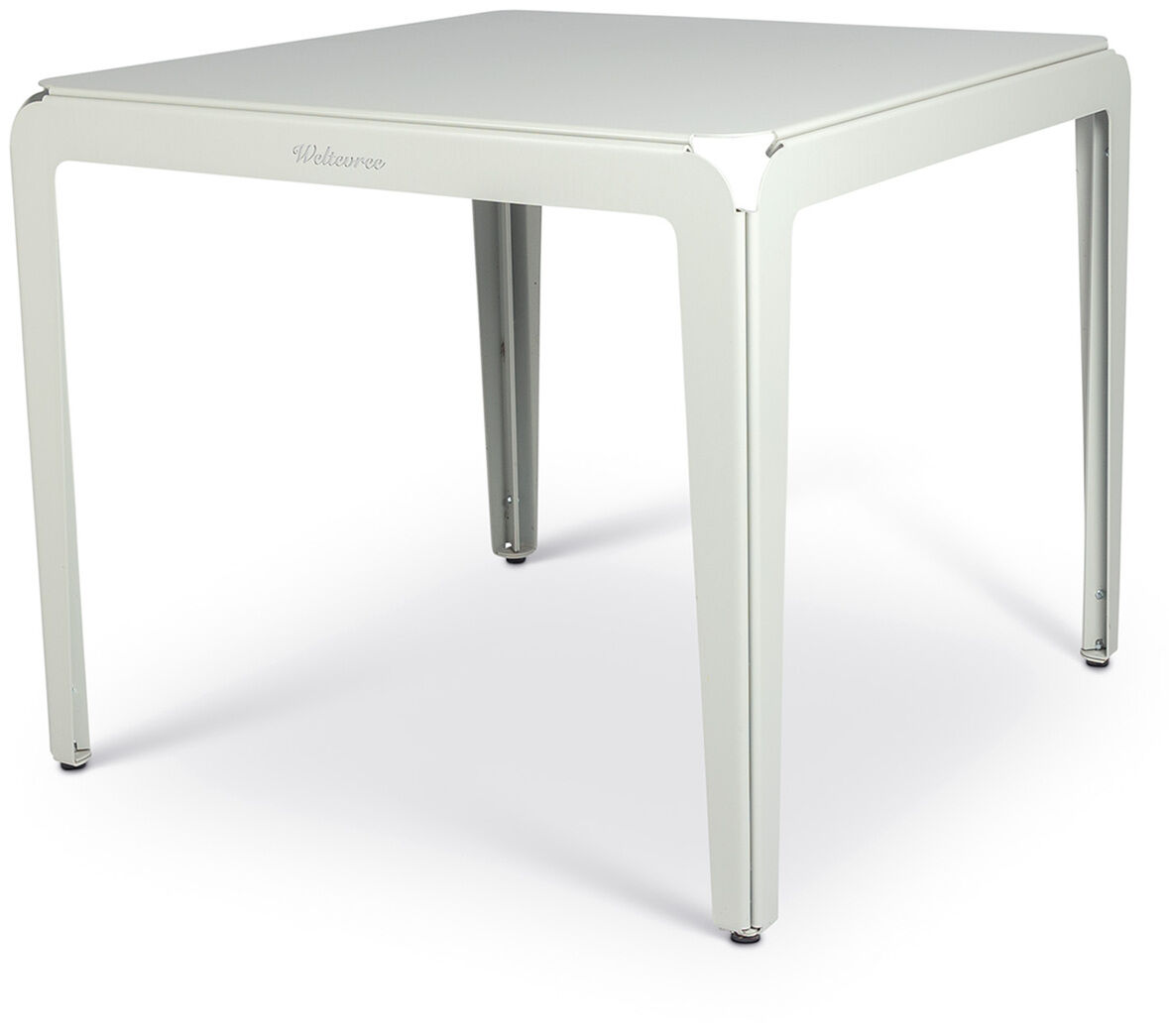 Bild eines quadratischen Gartentisches namens »Bended Table«. Der Tisch hat ein minimalistisches und modernes Design in einer neutralen Farbe, geeignet für den Außenbereich wie Garten oder Terrasse.
