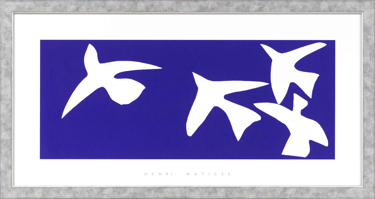 Gerahmtes Bild von Henri Matisse mit dem Titel 'Les oiseaux', zeigt weiße abstrakte Vogelmotive auf blauem Hintergrund. Der Rahmen ist silbergrau.