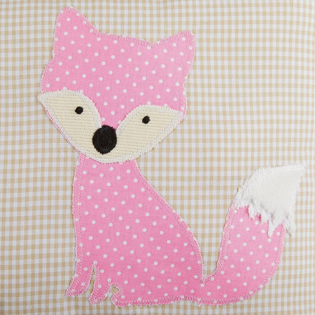 Ein rosa Namenskissen in Form eines Fuchses, verziert mit weißen Punkten und einem karierten Beige-Hintergrund. Es eignet sich besonders gut als Geschenk für Kinder, zur Geburt oder zur Taufe.