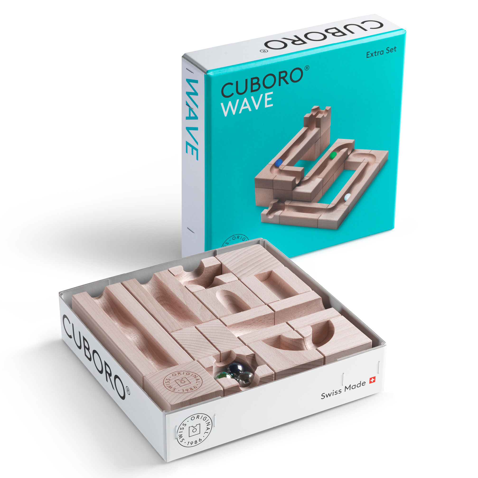 Das Bild zeigt das CUBORO Kugelbahn Set »Wave« der Marke Cuboro. Offene Box mit 22 Bauteilen aus hellem FSC-zertifiziertem Buchenholz und metallenen Kugeln. Im Hintergrund steht die türkisfarbene Verpackung mit Produktabbildung und WAVE-Schriftzug.