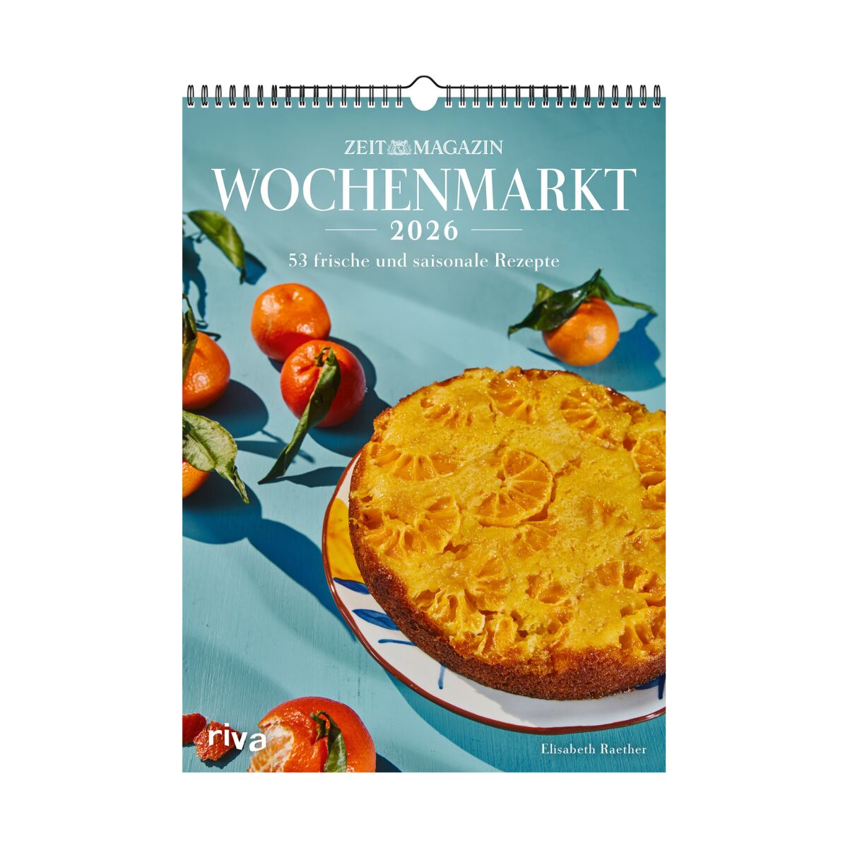 Titelblatt des »Wochenmarkt 2026« Kalenders mit einer goldenen Obsttarte auf einem Teller und mehreren frischen Mandarinen auf hellblauem Hintergrund. Der Kalender verspricht 53 frische und saisonale Rezepte. Die Farben sind überwiegend hellblau, orange und gelb.