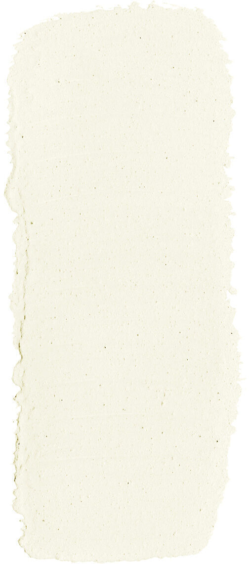 Ein rechteckiges Stück hellbeiges Papier mit unregelmäßigen Rändern, das als Farbmuster für Lehmfarben dient.