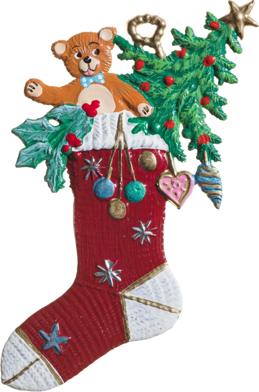 Zinnfigur in Form eines roten Weihnachtsstrumpfs mit weißen Akzenten, gefüllt mit einem Teddybär, einem grünen Tannenzweig, bunten Weihnachtskugeln und Dekorationen wie Herzanhänger und Christbaumschmuck. Geeignet als festlicher Schmuck oder Sammlerstück zu Weihnachten.