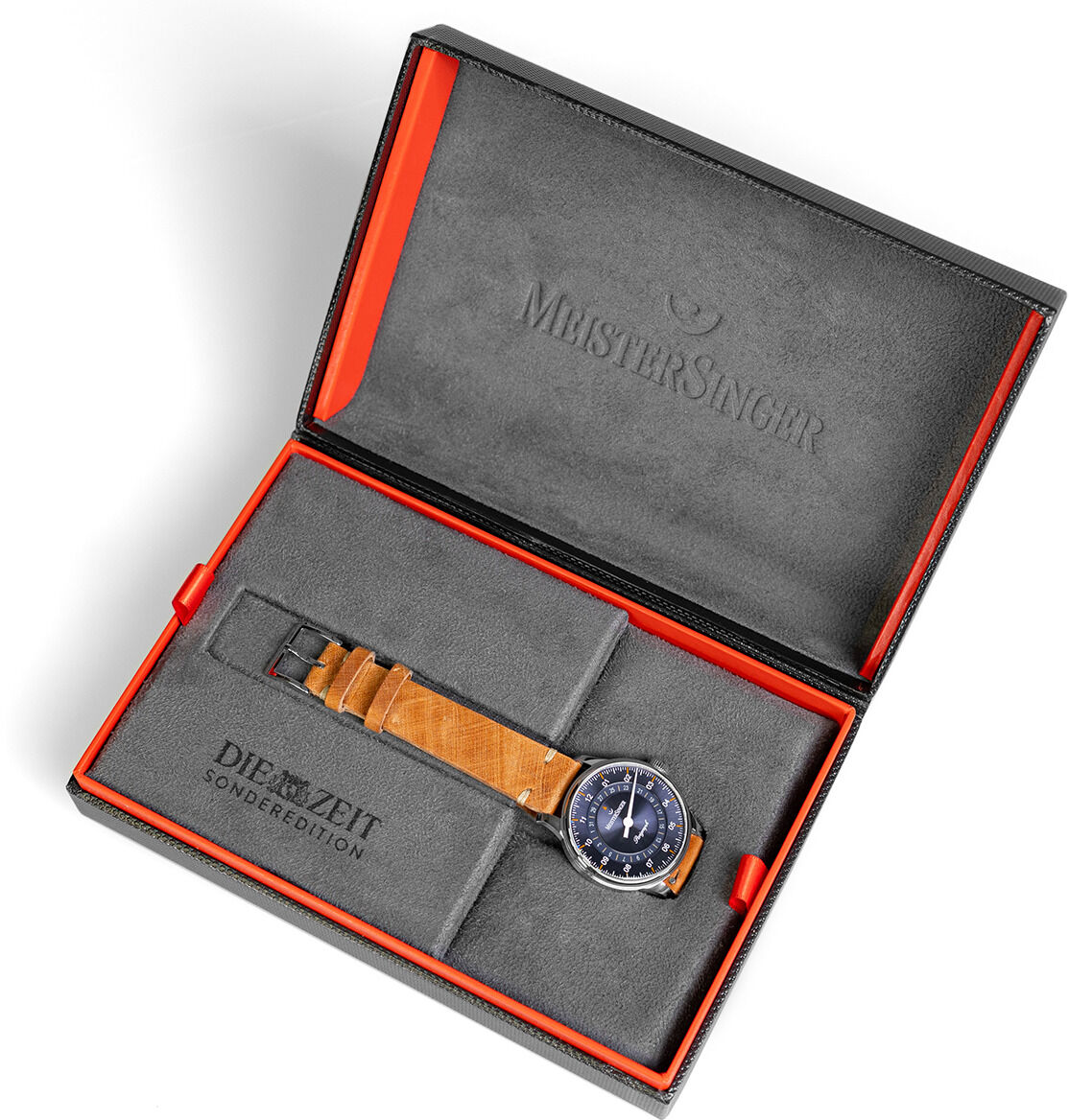 Die ZEIT-Sonderedition »Perigraph« Uhr in einer eleganten Geschenkbox. Diese hochwertige Einzeigeruhr hat ein schwarzes Zifferblatt und ein braunes Lederarmband. Die Box ist hauptsächlich grau und innen rot ausgekleidet.