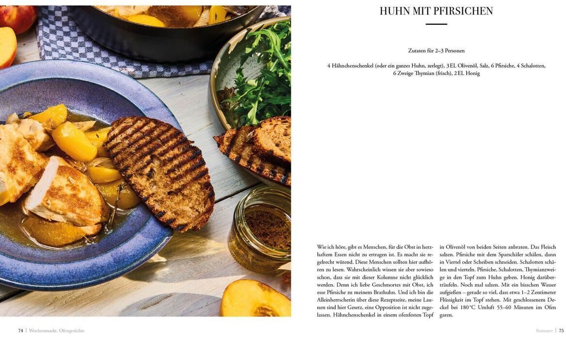 Aufgeschlagenes Kochbuch »Ofengerichte« mit Rezeptseite und Food-Foto: Links gegrilltes Hähnchenfilet, Pfirsichspalten und geröstetes Brot auf blauem Teller, daneben Salat und Pfirsichstücke. Rechts das Rezept „Huhn mit Pfirsichen“ von Elisabeth Raether gedruckt.