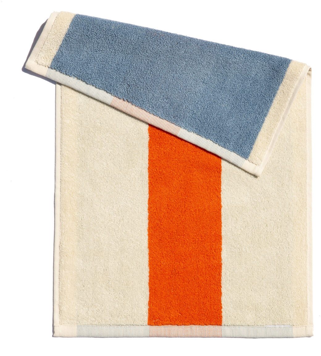 Ein stilvolles Gästehandtuch-Set aus weichem Material in den Farben Orange, Beige und Blau. Perfekt für das Badezimmer, um Gastfreundschaft und Hygiene zu gewährleisten.