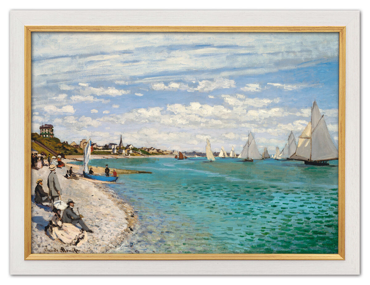 Ein Gemälde von Claude Monet mit dem Titel 'Regatta in Sainte-Adresse' aus dem Jahr 1867. Es zeigt eine Küstenszene mit mehreren Segelbooten auf dem Meer, Strandbesucher im Vordergrund und einer Stadt im Hintergrund. Die Farben sind überwiegend Blau, Grün, Weiß, Beige und Grau.