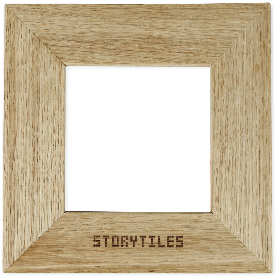 Quadratischer Holzrahmen von StoryTiles mit natürlicher Holzmaserung und eingraviertem Markennamen am unteren Rand. Perfekte Wohnaccessoire für moderne und minimalistische Einrichtungsstile.