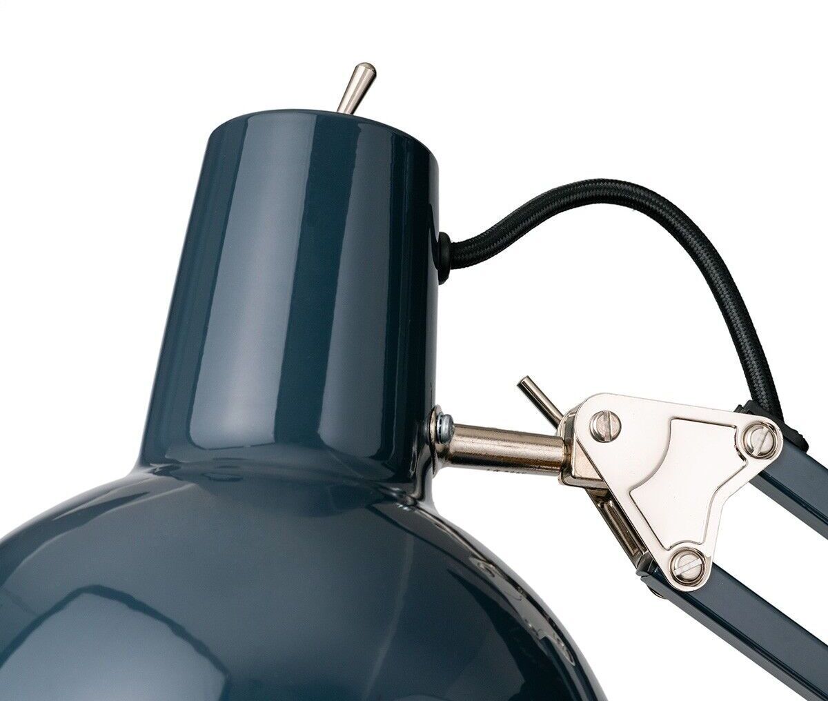 Nahaufnahme einer modernen Stehleuchte mit einem grauen, metallischen Lampenschirm, Federzug-Mechanismus und schwarzem Kabel, Zeit-Sonderedition.