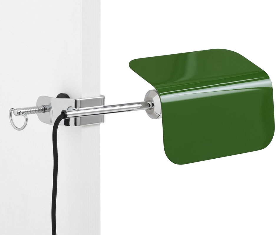 Apex Lampe »Clip« in modernem Design mit grüner Lampenschirm und silbernen Metallclip, befestigt an einer weißen Oberfläche.