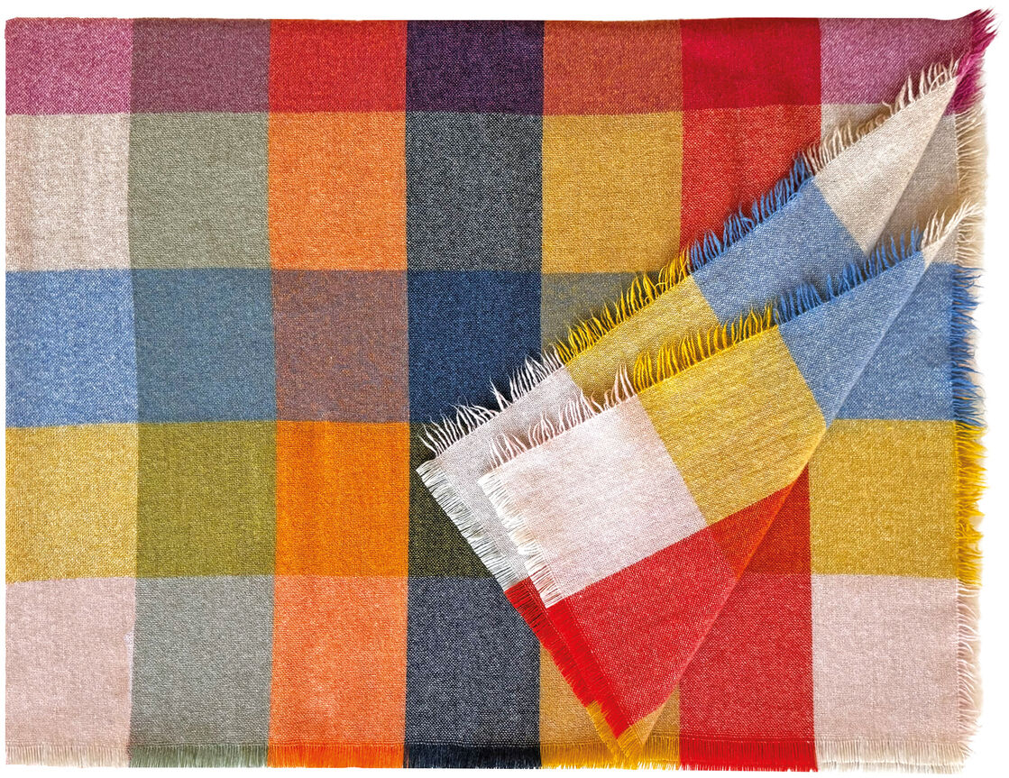 Die Merino-Kaschmir-Decke »St. Tropez« von Eagle Products ist ordentlich gefaltet und zeigt eine glatte, weiche Oberfläche aus hochwertiger Merino-Schurwolle und Kaschmir. Dezente Hellgrau- und Beigetöne unterstreichen das elegante, luxuriöse Design. Maße: 210x145 cm.