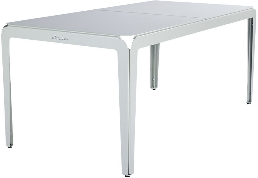 Abbildung eines modernen und minimalistischen Gartentisches namens »Bended Table« mit metallic grauer Oberfläche und rechteckiger Form. Das Design ist funktional und wetterfest, ideal für den Außenbereich.
