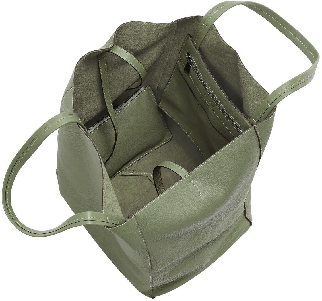 Eine grüne Handtasche aus Leder namens ZEIT-Tasche »Cep« mit Schulterriemen. Die Tasche ist geräumig und hat eine einfache, elegante Form mit einem zusätzlichen Reißverschlussfach innen. Perfekt für den täglichen Gebrauch und stilvolle Anlässe.