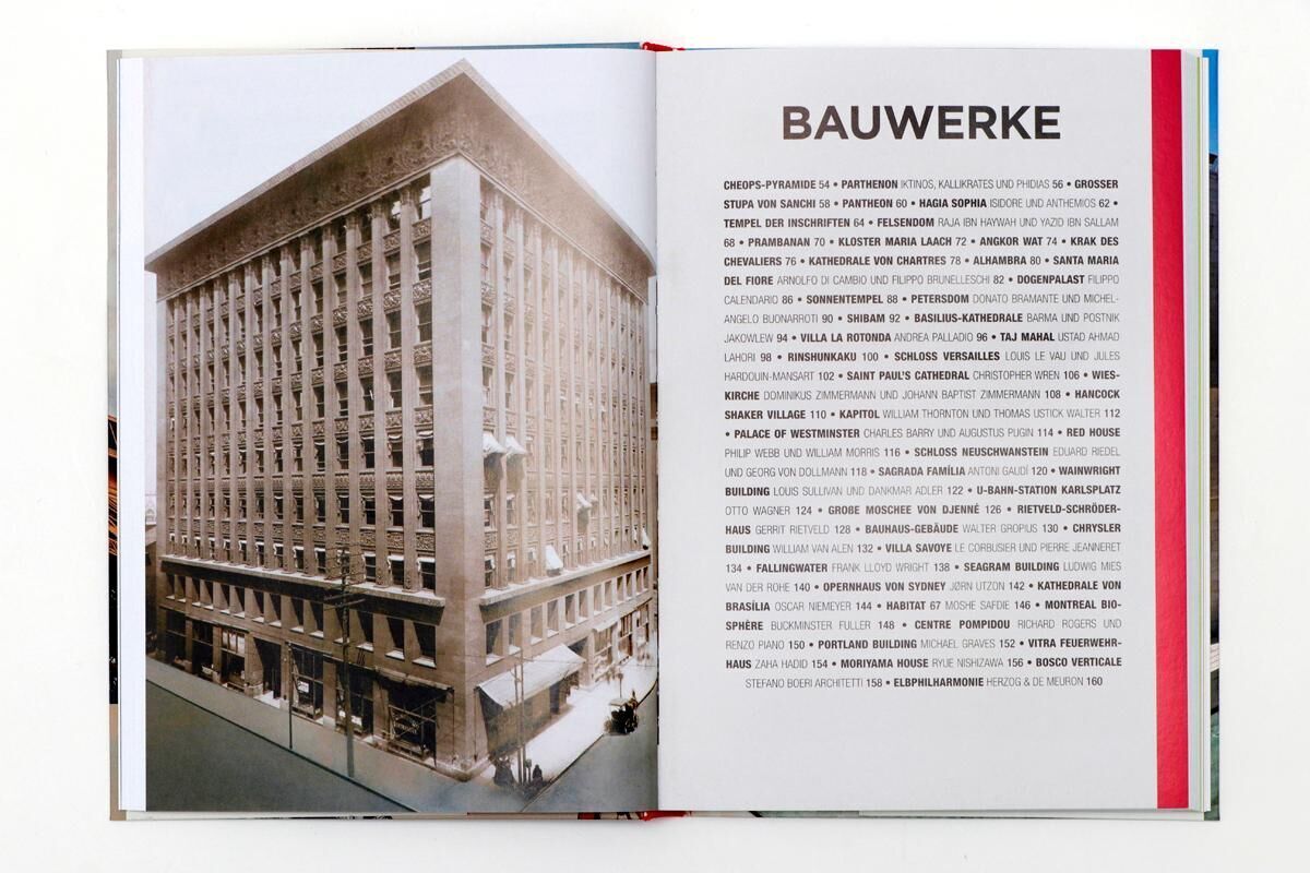 Das Bild zeigt eine aufgeschlagene Buchseite aus dem Buch 'Eine kurze Geschichte der Architektur' von Susie Hodge. Auf der linken Seite des Buches ist ein großes, historisches Gebäude abgebildet. Auf der rechten Seite steht der Titel 'BAUWERKE' sowie eine lange Liste von Begriffen, die mit verschiedenen Stilen und Epochen der Architektur zusammenhängen.