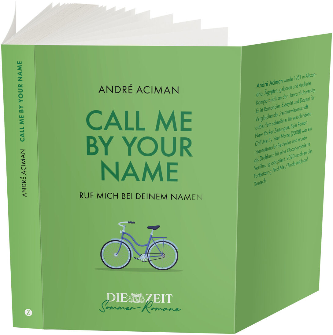 Das Bild zeigt das Buch »Call Me By Your Name« von André Aciman, Teil der ZEIT-Edition »Sommer-Romane«. Das Buch hat einen grünen Umschlag mit der Aufschrift in Großbuchstaben. Unten ist ein stilisiertes Fahrrad und das Logo von DIE ZEIT mit dem Zusatz »Sommer-Romane« zu sehen.
