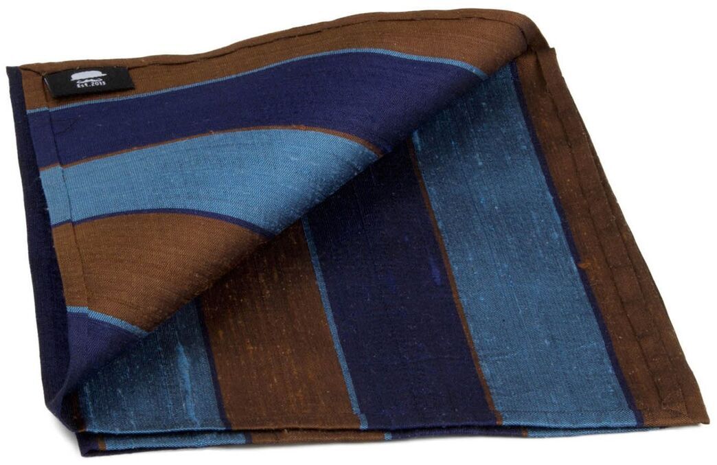 Ein elegantes Accessoire-Set mit einem braunen und blau gestreiften Design. Perfekt für formelle Anlässe oder als Geschenk. Hergestellt aus hochwertigen Materialien.