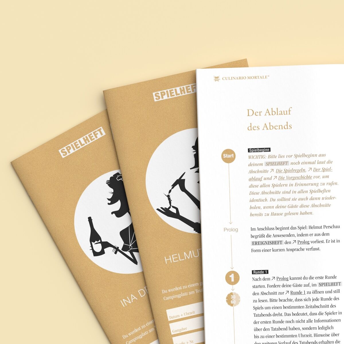 Das Bild zeigt zwei Spielhefte des Krimi-Dinner Spiels »Dauercamper, Dosenbier und eine Leiche« mit beigen und braunen Covern. Eine Person wird stilisiert in Schwarz auf den Covern abgebildet. Im Hintergrund sind Briefumschläge sichtbar, auf denen der Ablauf des Abends in Schwarz-Weiß beschrieben ist.