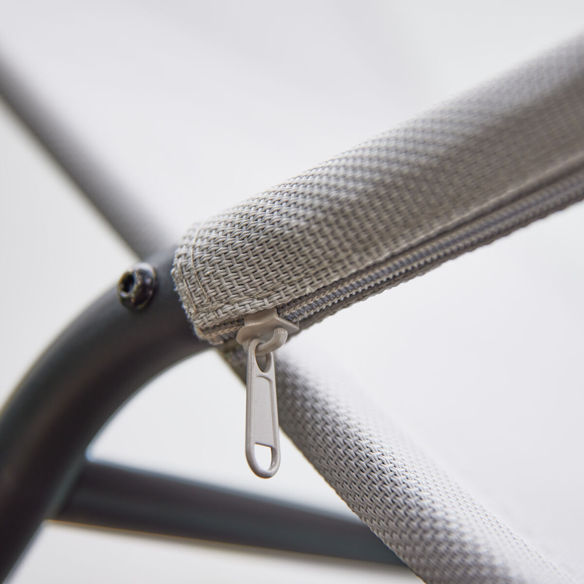 Detailaufnahme einer modernen Swingliege »Aliano« mit stabilem Aluminiumrahmen und hellem, strukturiertem Stoffbezug, geeignet für Garten oder Terrasse.