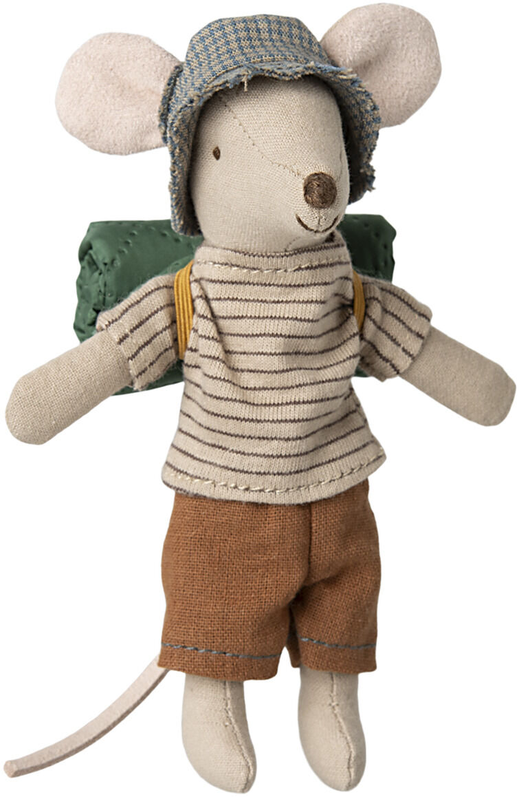 Stoffmaus mit gestreiftem T-Shirt, brauner Hose, grünem Rucksack und kariertem blauen Hut. Die Maus steht aufrecht, ihre Arme sind leicht ausgebreitet und sie wirkt bereit für ein Wanderabenteuer. Das Kuscheltier eignet sich besonders als Spielzeug für Kinder.