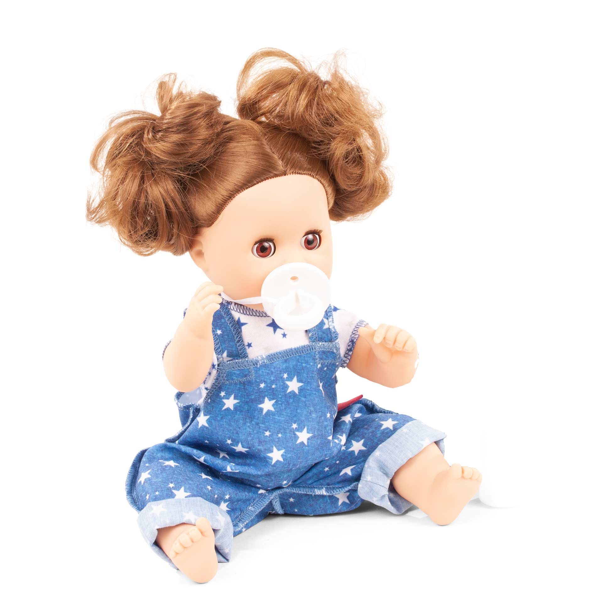 Abbildung einer Babypuppe namens Sleepy Aquini Girl Mein Stern in hellblauem Sternen-Overall mit weißem Schnuller, sitzend vor weißem Hintergrund. Geeignet als Spielzeug für Kleinkinder und Mädchen.