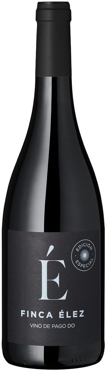 Freigestellte, aufrecht stehende Flasche des Rotweins Edición Especial von Finca Élez vor weißem Hintergrund. Die schlanke, dunkel glänzende Glasflasche hat eine schwarze Kapsel und ein matt anthrazitfarbenes Etikett mit großem weißem É, Aufschrift „FINCA ÉLEZ“, „VINO DE PAGO D.O.“ sowie rundem Bio-Siegel.