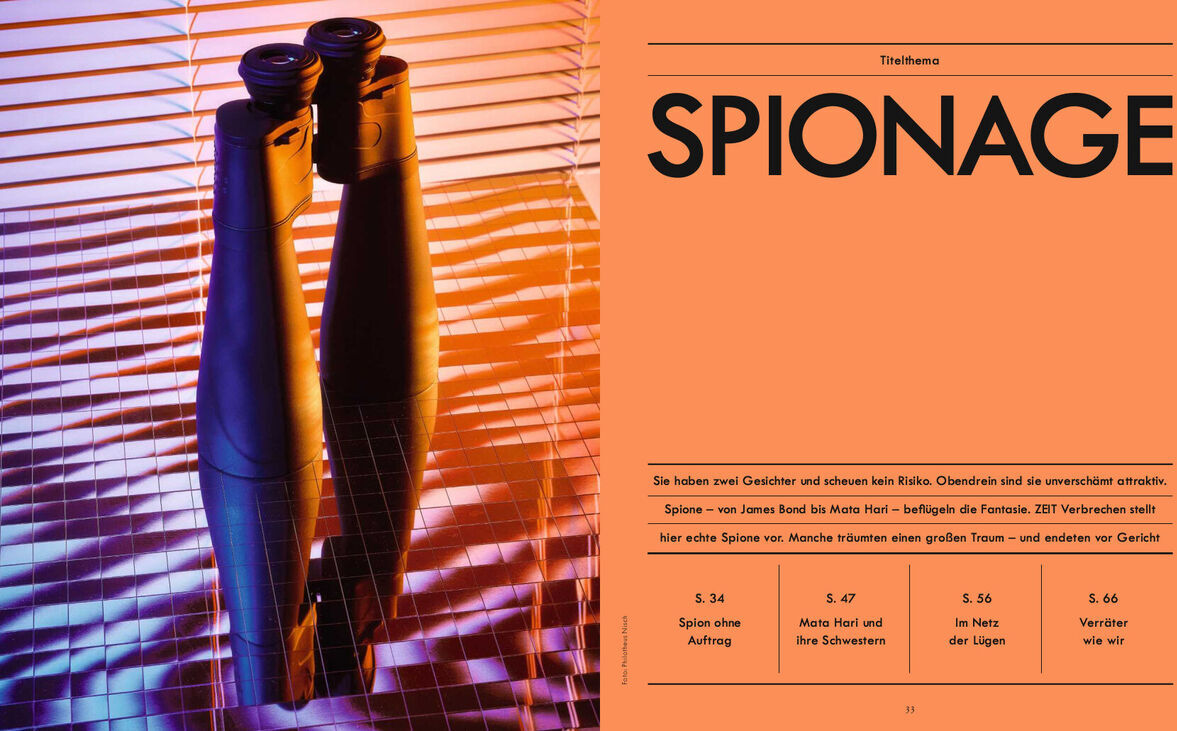 Cover der Zeitschrift Zeit Verbrechen 14/22 mit dem Titel 'Spionage'. Das Bild zeigt ein schwarzes Fernglas vor einem Hintergrund aus vertikalen, lila und orangefarbenen Streifen.