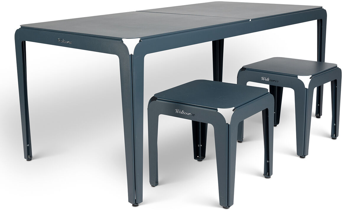 Moderner Gartentisch 'Bended Table' in anthrazit mit zwei passenden Hockern. Der Tisch ist rechteckig, aus Metall und für den Außenbereich geeignet.