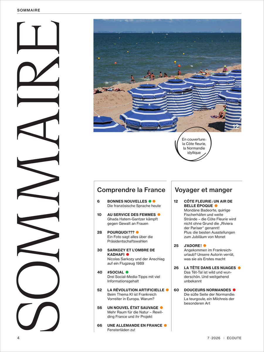 Inhaltsverzeichnis einer Zeitschrift mit dem Titel 'SOMMAIRE' am Rand. Oben ein Foto vom Strand mit gestreiften blauen Sonnenschirmen an einem sonnigen Tag. Unten Themenübersicht der Ausgabe, links 'Comprendre la France', rechts 'Voyager et manger'.