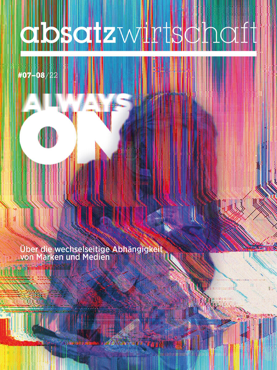 Titelbild der Zeitschrift absatzwirtschaft Ausgabe 7_8/22 mit dem Schlagwort 'ALWAYS ON' über einer verzerrten, farbenfrohen Grafik und einem Text über die wechselseitige Abhängigkeit von Marken und Medien.