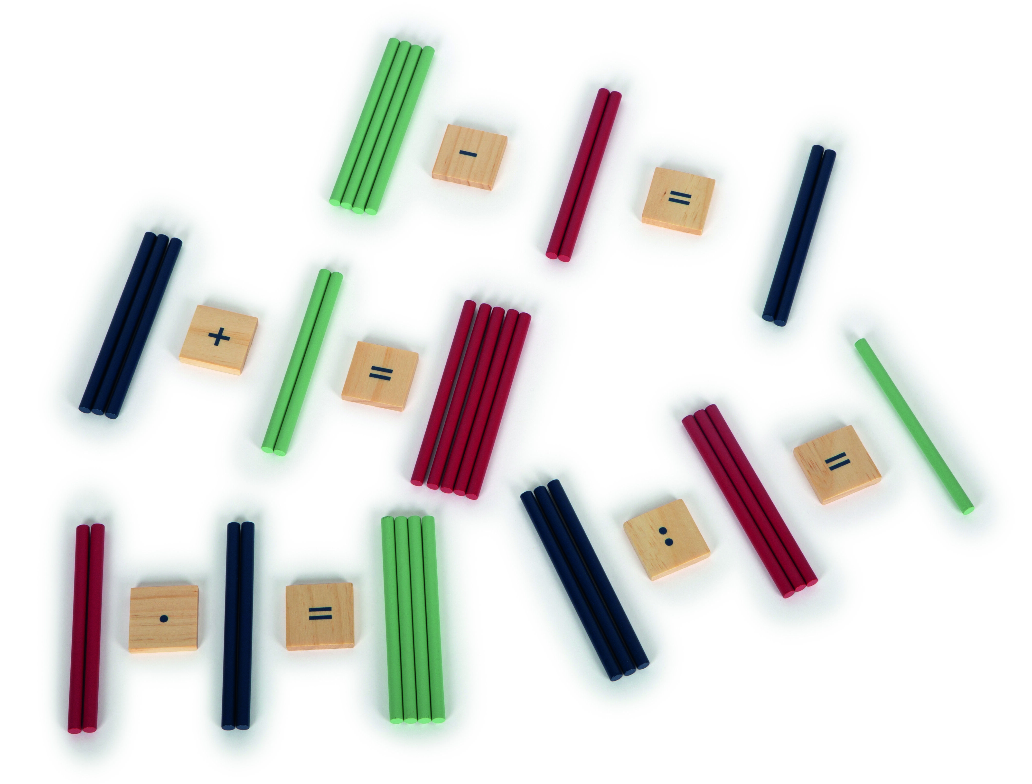 Mehrere bunte Rechenstäbchen in Grün, Rot und Dunkelblau sowie naturfarbene Holzwürfel mit mathematischen Zeichen und Zahlen sind locker verteilt auf einer weißen Fläche angeordnet. Das Lernspielzeug dient zur Unterstützung beim Erlernen mathematischer Grundfähigkeiten.