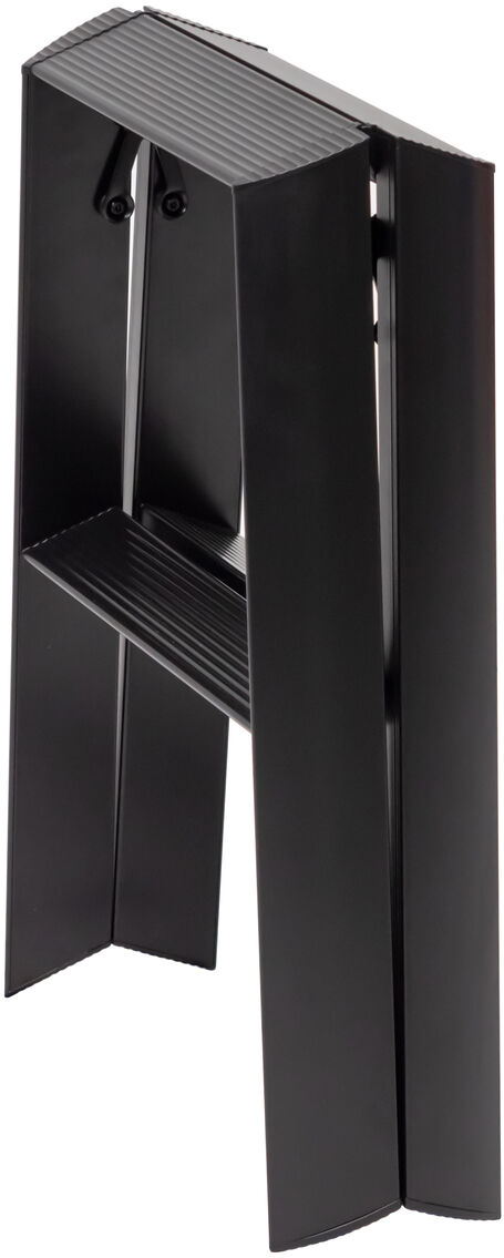 Die Abbildung zeigt eine zusammengeklappte, schwarze Lucano Trittleiter mit zwei Stufen aus Metall. Das elegante und moderne Design hebt die Funktionalität und Alltagstauglichkeit für Wohnungen, Küchen oder Arbeitsräume hervor.