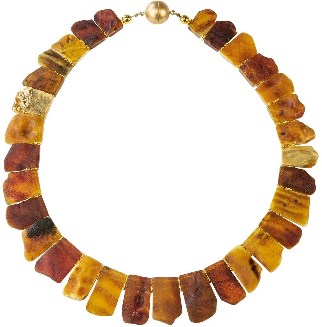 Ein Bernsteincollier namens 'Amber', bestehend aus verschiedenfarbigen Bernsteinstücken, die in den Farben Braun, Gelb, Orange und Gold leuchten. Die Stücke sind unregelmäßig geformt und kunstvoll zu einer eleganten Halskette zusammengesetzt.