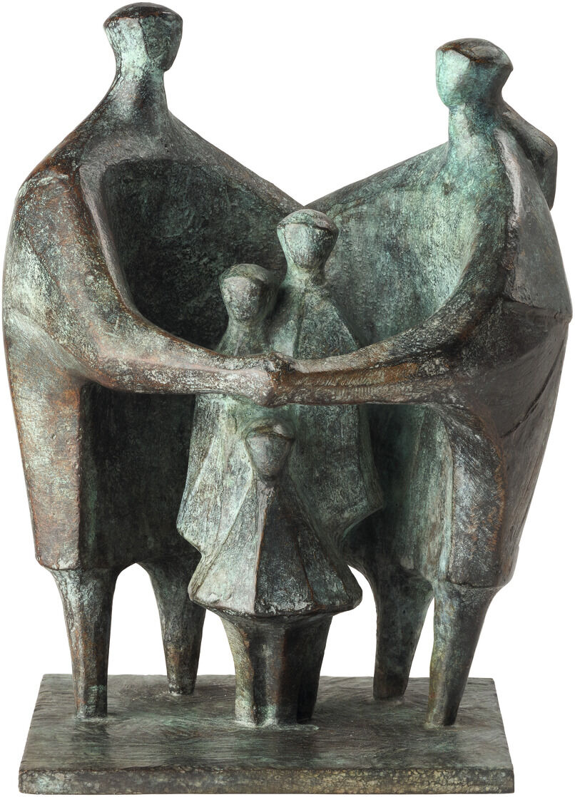 Bronzeskulptur 'Familie' von Gerhard Brandes, die eine abstrahierte Familie darstellt. Zwei große Figuren umfassen schützend drei kleinere Figuren, die wie Kinder wirken. Die Skulptur hat eine grünlich-braune Patina und eine texturierte Oberfläche.