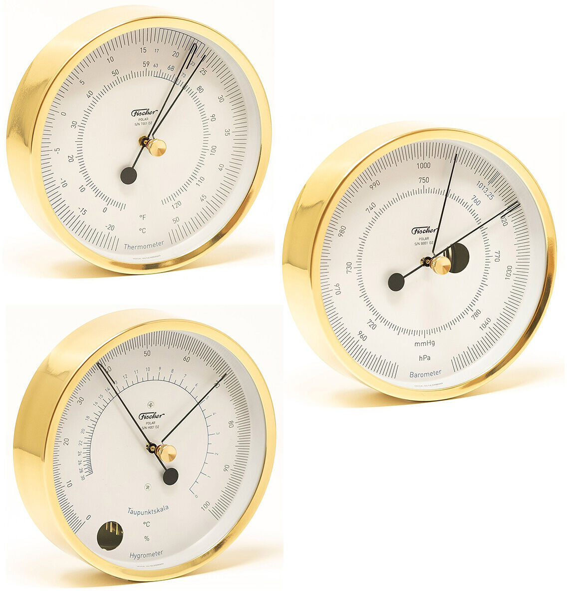 Ein Set aus drei verschiedenen Messinstrumenten mit analoger Anzeige (Thermometer, Barometer und Hygrometer). Jedes Instrument hat ein rundes Zifferblatt mit einem goldenen Rand und schwarzen Zeigern auf weißem Hintergrund.