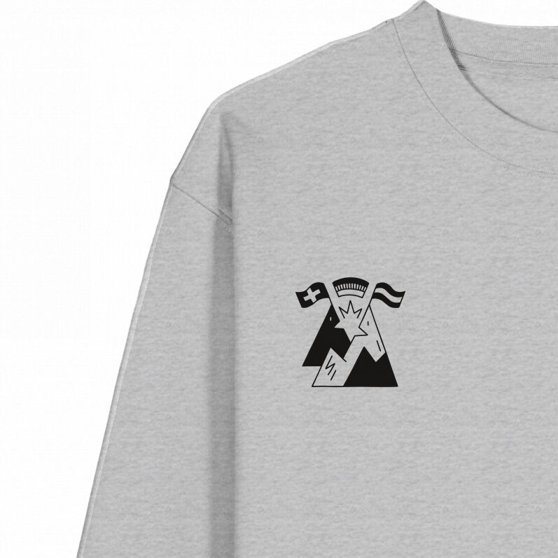Grauer Sweater mit schwarzem, minimalistischen Aufdruck auf der Brust, der stilisiert die Begrüßungen 'Servus', 'Grüezi' und 'Hallo' aus Deutschland, Österreich und der Schweiz symbolisiert.
