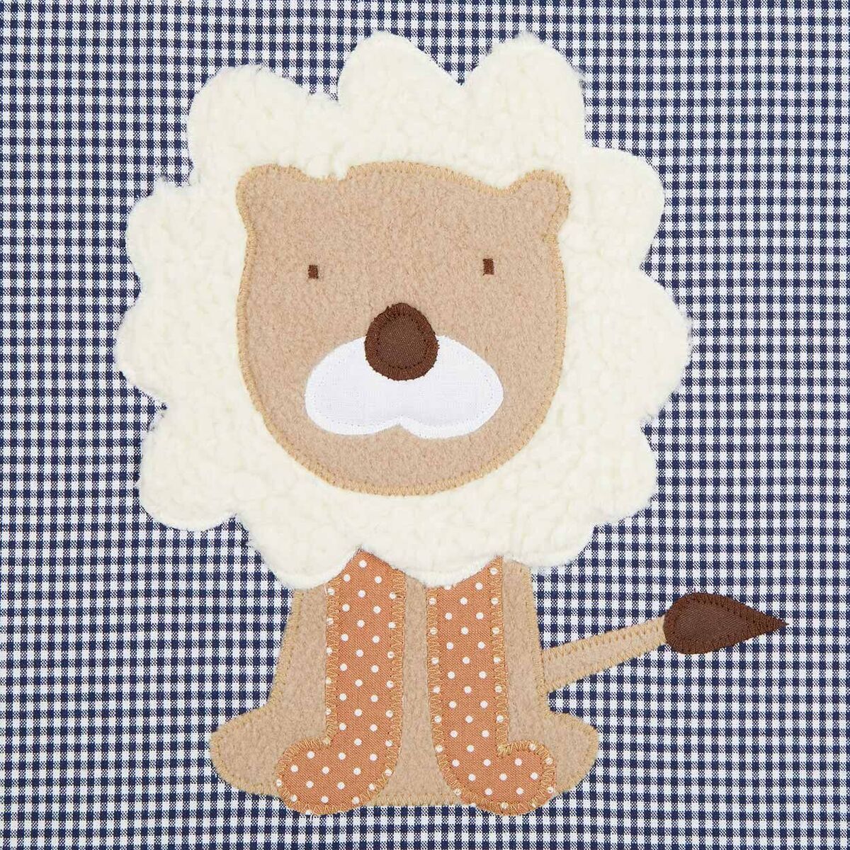 Bild einer Baby-Kuscheldecke mit Löwenmotiv. Die Decke hat ein gitterförmiges schwarzes und weißes Muster, mit dem Bild eines sitzenden Löwen in der Mitte. Der Löwe hat eine weiche, cremefarbene Mähne, einen braunen Körper und orange Beine mit weißen Punkten.