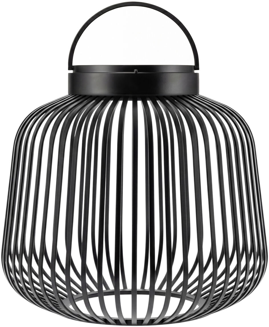 Abgebildet ist die LED-Leuchte "LITO" in Schwarz von blomus. Die Leuchte besitzt einen modernen, runden Korpus aus breiten Metallstreben und einen Griff, der das Tragen ermöglicht. Das schlichte, elegante Design passt zu modernen Wohn- und Outdoorumgebungen.